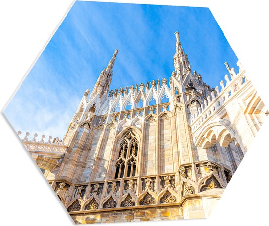 PVC Schuimplaat Hexagon - Onderaanzicht van Kathedraal van Milana onder Sluierbewolking, Italië - 70x60.9 cm Foto op Hexagon (Met Ophangsysteem)
