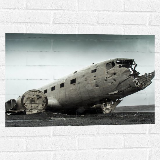 WallClassics - Muursticker - Verlaten Vliegtuigwrak - 75x50 cm Foto op Muursticker