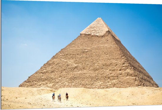 WallClassics - Dibond - Piramide in de Woestijn - 120x80 cm Foto op Aluminium (Met Ophangsysteem)