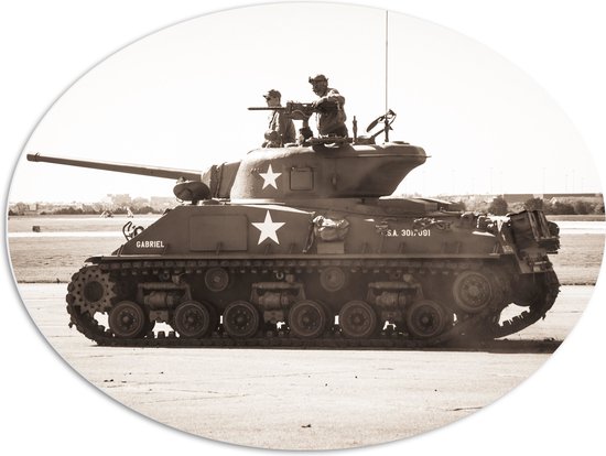 WallClassics - PVC Schuimplaat Ovaal - Tank uit het Leger in het Zwart Wit - 96x72 cm Foto op Ovaal (Met Ophangsysteem)