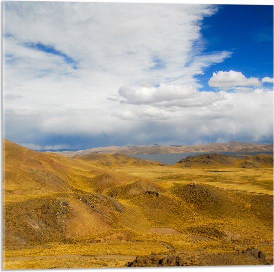 Acrylglas - Geel Berglandschap onder Wolkenveld in Peru - 50x50 cm Foto op Acrylglas (Met Ophangsysteem)