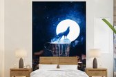 Behang - Fotobehang Wolf huilt naar de maan - Breedte 160 cm x hoogte 240 cm