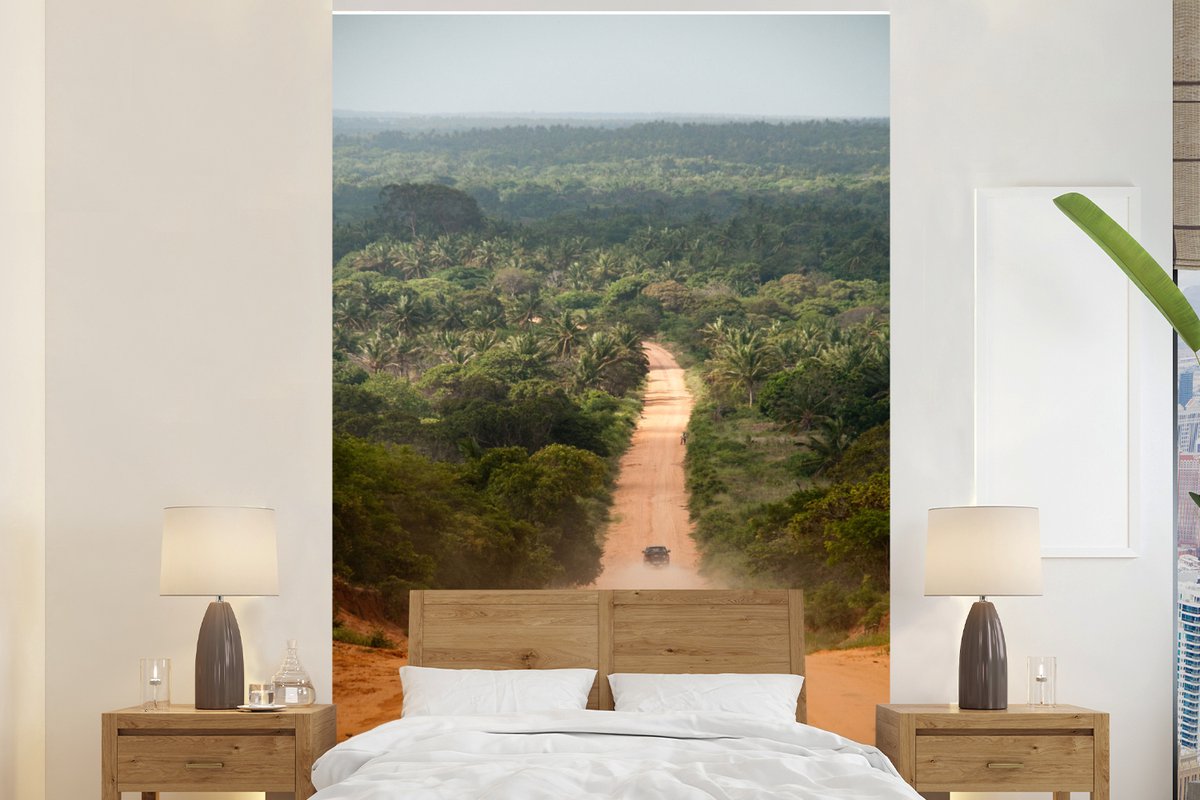 Behang - Fotobehang Weg door de jungle Afrikaanse jungle in Mozambique - Breedte 155 cm x hoogte 240 cm