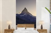 Behang - Fotobehang De Matterhorn en de Riffelsee bij zonsopkomst in Zwitserland - Breedte 120 cm x hoogte 240 cm