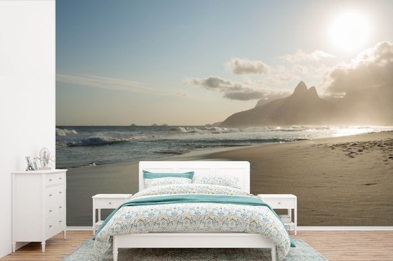 Behang - Fotobehang Het strand Ipanema in het Braziliaanse Rio de Janeiro - Breedte 420 cm x hoogte 280 cm - Nr1Wallpaper