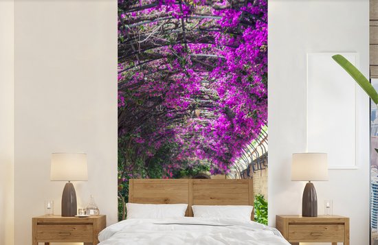 Behang - Fotobehang Tunnelvormige pergola - Breedte 120 cm x hoogte 240 cm