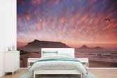 Behang - Fotobehang Kleurrijke lucht boven de Tafelberg in Zuid-Afrika - Breedte 360 cm x hoogte 240 cm