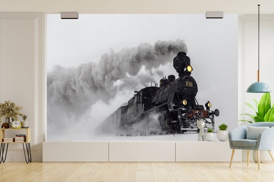 Behang - Fotobehang Stoomlocomotief in de sneeuw - liggend - Breedte 420 cm x hoogte 280 cm