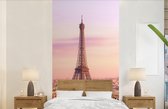 Behang - Fotobehang Uitzicht over Parijs met de Eiffeltoren die erboven uit steekt - Breedte 120 cm x hoogte 240 cm