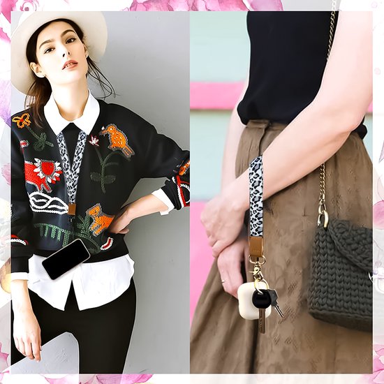 Vrouw met luipaardprint lanyard om de nek, bevestigd aan een telefoon. Andere vrouw met polsband van dezelfde print aan een tas.