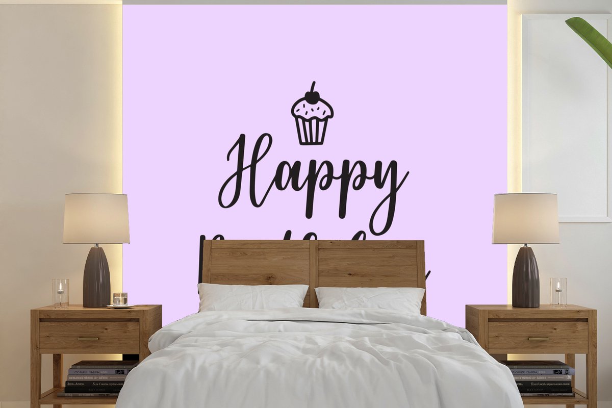 Behang - Fotobehang Cupcake met de quote happy birthday op een roze achtergrond - Breedte 280 cm x hoogte 280 cm
