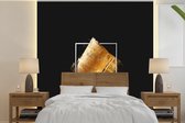 Behang - Fotobehang Gouden verfstrepen op een zwarte achtergrond - Breedte 220 cm x hoogte 220 cm