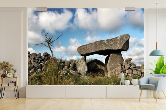 Mur de vinyle , Papier peint photo - Un Hunebed en Irlande largeur 600 cm x hauteur 400 cm - impression photo sur fond d' écran (disponible en 7 tailles)