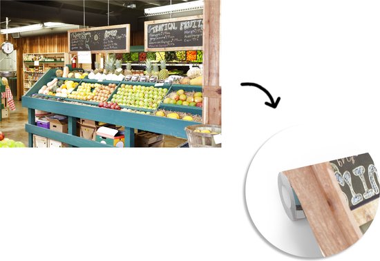Papier peint Papier peint photo en vinyle - Le marché aux fruits avec un tableau noir dans un supermarché largeur 360 cm x hauteur 240 cm - Tirage photo sur papier peint (disponible en 7 tailles)