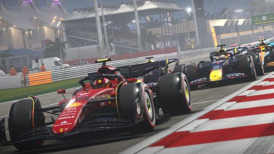 Een rode Formule 1-auto met de nummer 1 en het Ferrari-logo, die wordt gevolgd door andere auto's op een racecircuit.