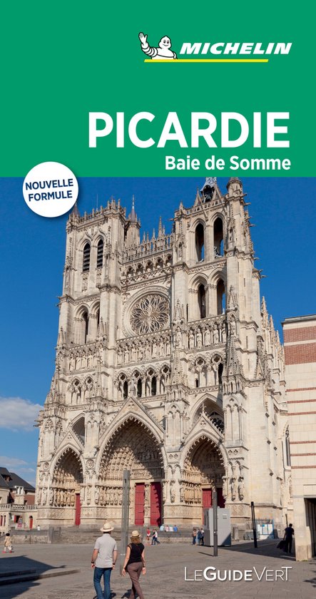 Michelin Le Guide Vert Picardie, Baie de Somme. Cathédrale gothique avec grande rosace et portes rouges. Deux couples marchent sur la place.