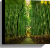 WallClassics - Canvas - Pad door Hoge Groene Bamboe - 30x30 cm Foto op Canvas Schilderij (Wanddecoratie op Canvas)