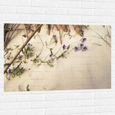 WallClassics - Muursticker - Houten Takken met Paarse Bloemetjes groeiend tegen Muur - 105x70 cm Foto op Muursticker