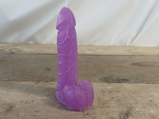 Piemelkaars, peniskaars, kaars in de vorm van een penis, kleur paars geur lavendel
