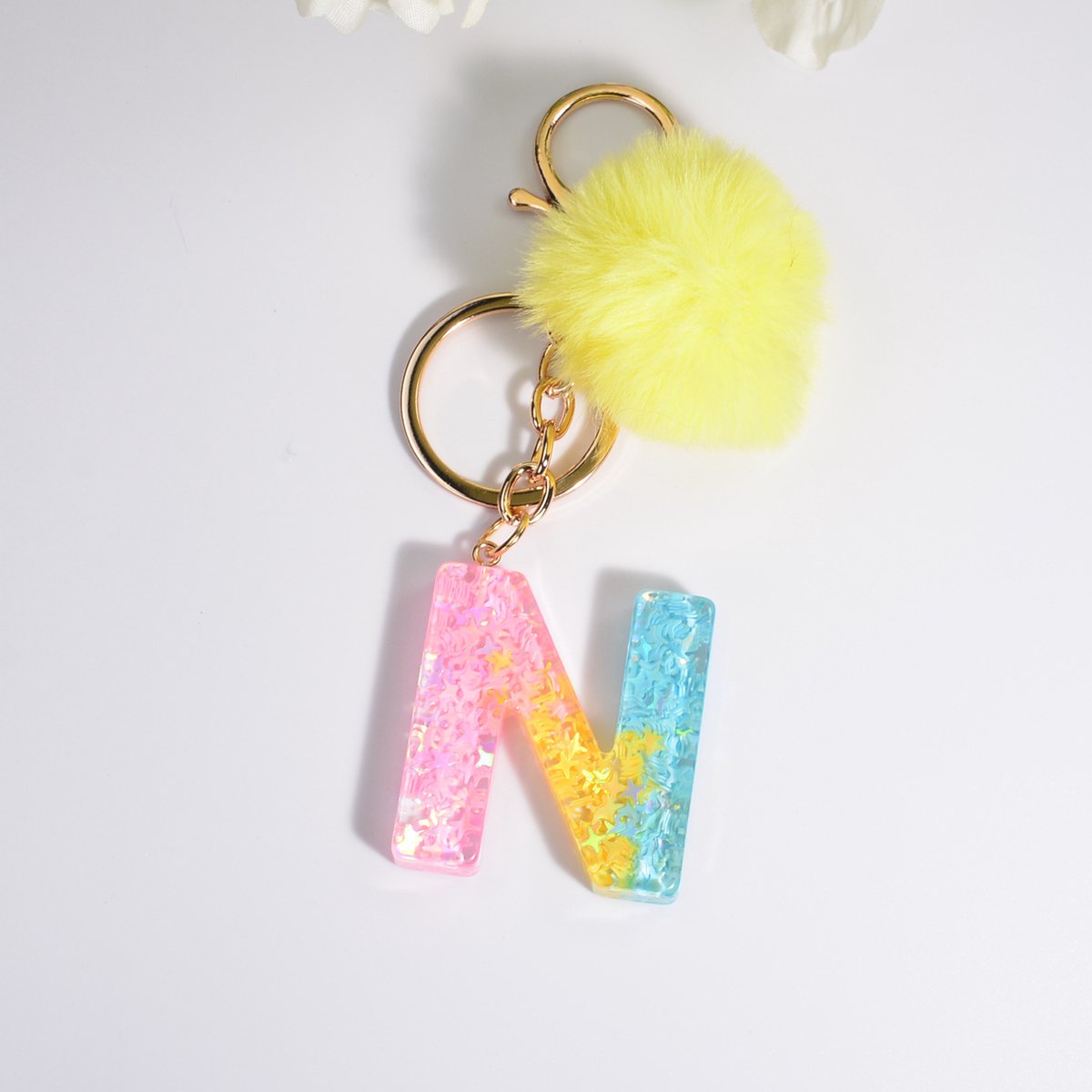 Sleutelhangers of voor je tas van A tot Z - met een pompon of kwastje - met letter - mooi design - handgemaakt - sleutelhangers - design - mode - goud - zwart - blauw - roze- rood