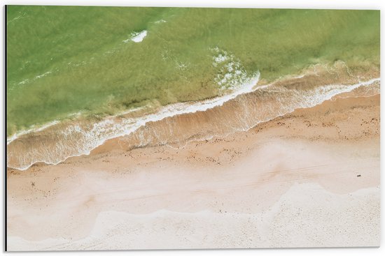 WallClassics - Dibond - Groenkleurige Zee aan het Strand - 60x40 cm Foto op Aluminium (Wanddecoratie van metaal)