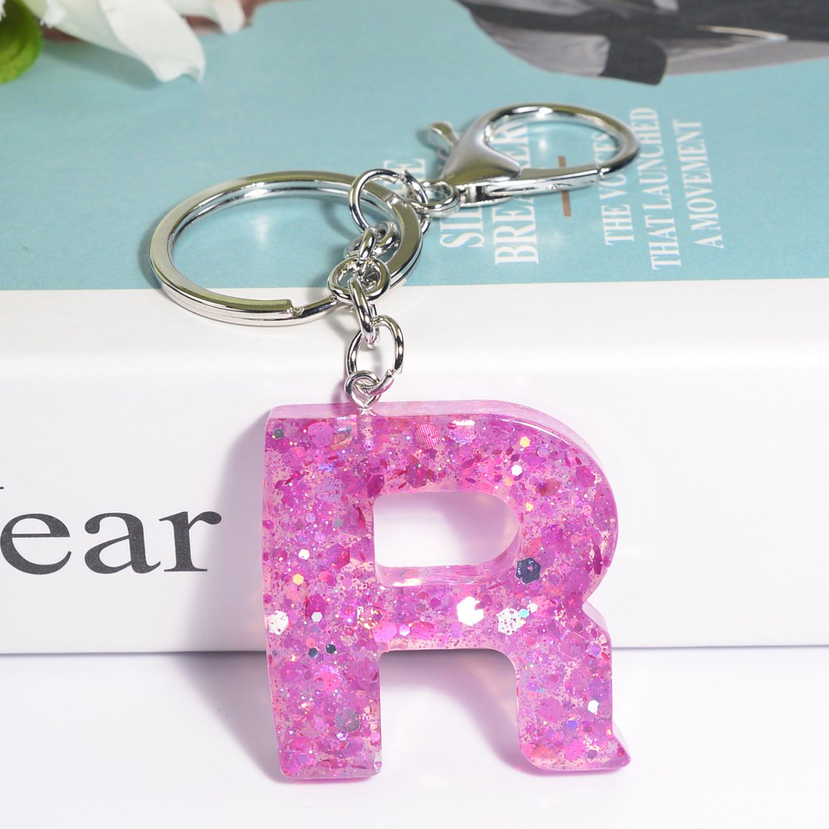 Sleutelhangers of voor je tas van A tot Z - met een pompon of kwastje - met letter - mooi design - handgemaakt - sleutelhangers - design - mode - goud - zwart - blauw - roze- rood