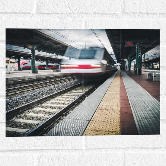 WallClassics - Muursticker - Voorbijrazende Trein op Station - 40x30 cm Foto op Muursticker