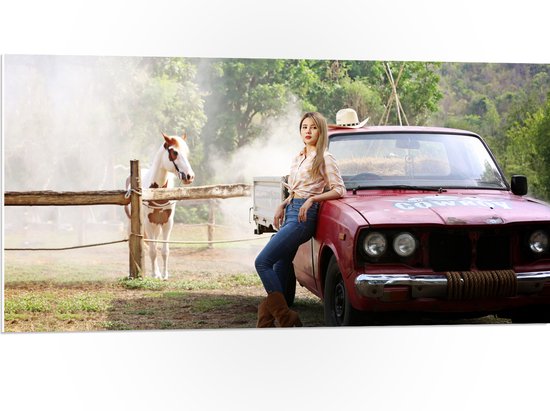 PVC Schuimplaat - Cowgirl Leunend op Rode Auto bij Paard - 100x50 cm Foto op PVC Schuimplaat (Met Ophangsysteem)