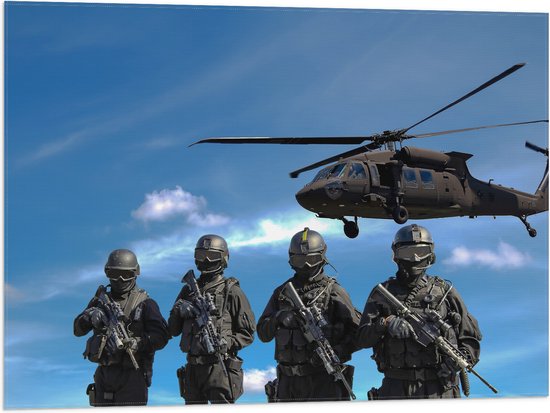 WallClassics - Vlag - Vier Soldaten met Geweren onder Legerhelikopter - 80x60 cm Foto op Polyester Vlag