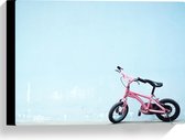 WallClassics - Canvas - Roze Kinderfietsje tegen Blauwe Muur - 40x30 cm Foto op Canvas Schilderij (Wanddecoratie op Canvas)