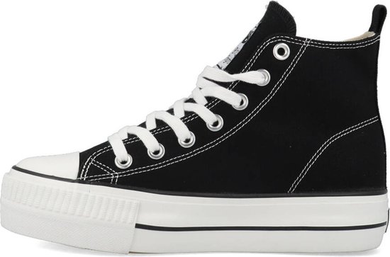Zwarte hoge sneakers met witte veters, witte stiksels en een dikke witte zool.