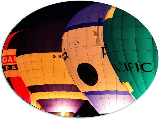WallClassics - Dibond Ovaal - Vier Verschillende Kleuren Luchtballonnen in het Donker - 68x51 cm Foto op Ovaal (Met Ophangsysteem)