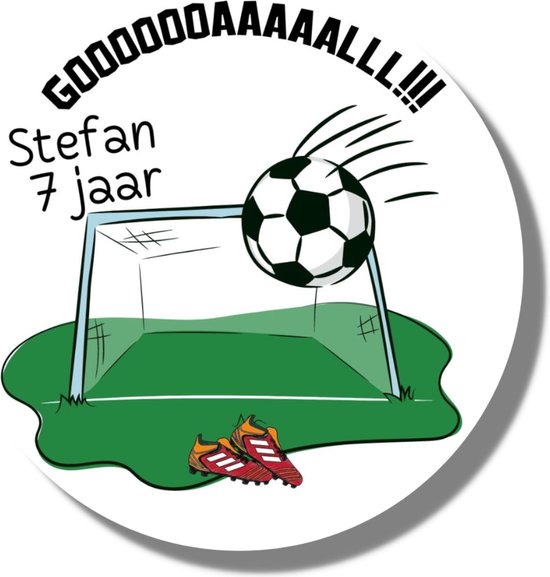 Ronde sticker met voetbalgoal, bal, voetbalschoenen en tekst "GOOOOOODAAAAALLL!!! Stefan 7 jaar".