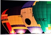 WallClassics - Dibond - Vier Verschillende Kleuren Luchtballonnen in het Donker - 105x70 cm Foto op Aluminium (Met Ophangsysteem)