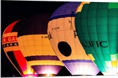 WallClassics - Dibond - Vier Verschillende Kleuren Luchtballonnen in het Donker - 90x60 cm Foto op Aluminium (Met Ophangsysteem)