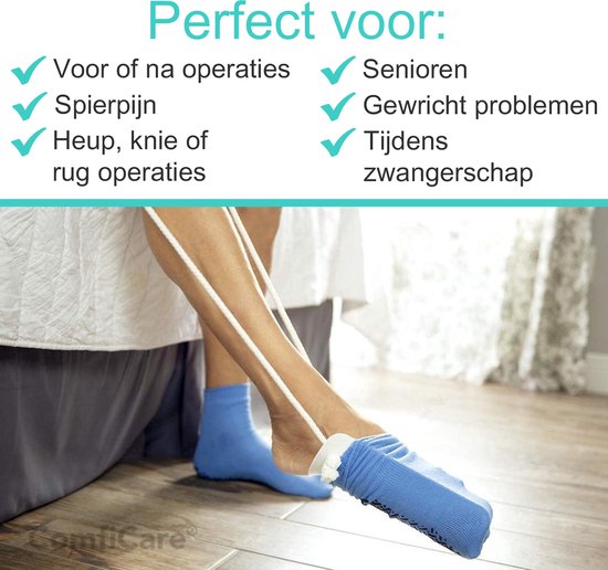 Een blauwe sok wordt aangetrokken met een ComfiCare sokkenaantrekker. Ideaal voor senioren of na een operatie.