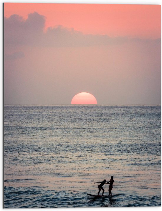 Dibond - Surfers in de Zee bij Zonsondergang - 60x80 cm Foto op Aluminium (Met Ophangsysteem)