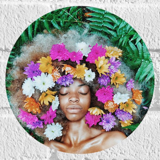 Muursticker Cirkel - Vrouw met Afrokapsel vol Bloemen tussen Varen Planten - 20x20 cm Foto op Muursticker