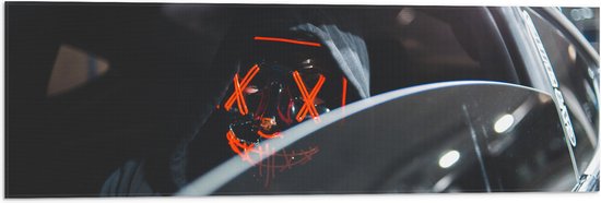 WallClassics - Vlag - Man met Masker met Rode Details in Auto - 90x30 cm Foto op Polyester Vlag