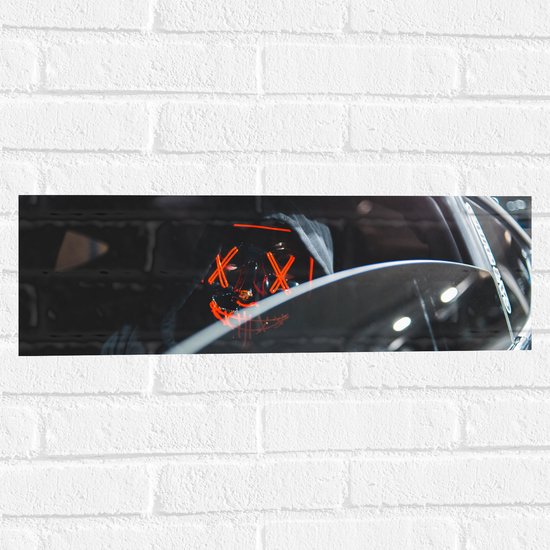 WallClassics - Muursticker - Man met Masker met Rode Details in Auto - 60x20 cm Foto op Muursticker