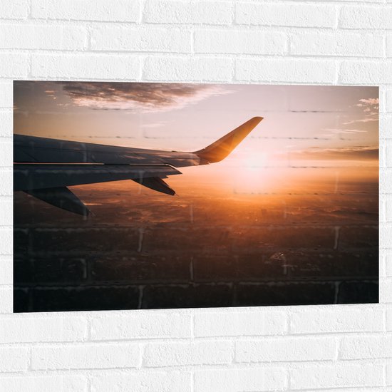 WallClassics - Muursticker - Vliegtuigvleugel met Zonsondergang - 90x60 cm Foto op Muursticker