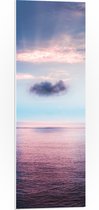 PVC Schuimplaat- Wolk Zwevend boven Kalme Zee - 30x90 cm Foto op PVC Schuimplaat