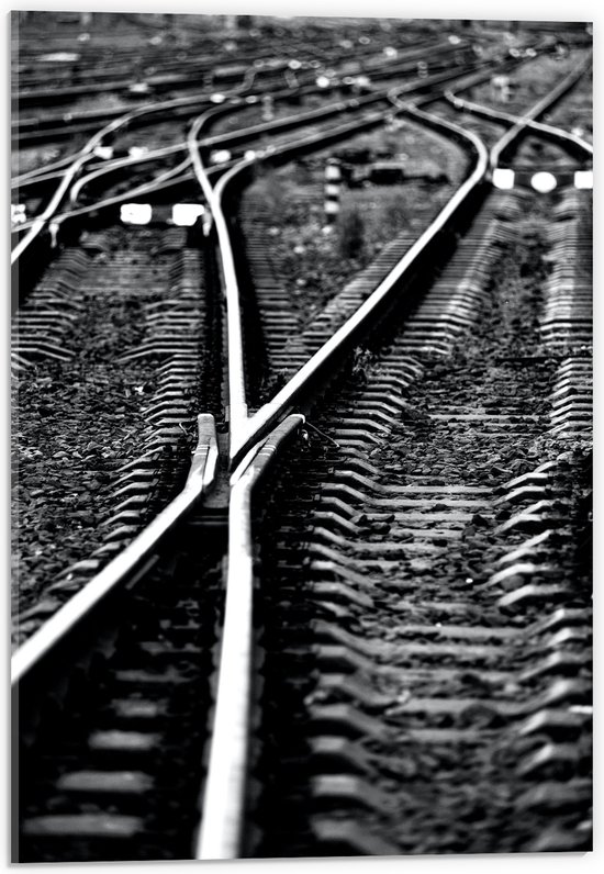 WallClassics - Acrylglas - Spoorwegen (zwart-wit) - 40x60 cm Foto op Acrylglas (Met Ophangsysteem)
