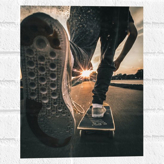 WallClassics - Muursticker - Skateur en Action sur skateboard au coucher du soleil - Photo 30x40 cm sur Muursticker