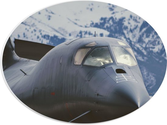 WallClassics - PVC Schuimplaat Ovaal - Vooraanzicht van Straaljager Vliegend bij Sneeuwbergen - 40x30 cm Foto op Ovaal (Met Ophangsysteem)