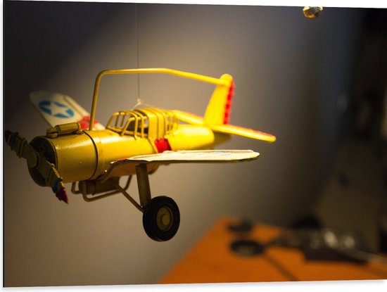 WallClassics - Dibond - Geel Kinderspeelgoed Vliegtuigje Zwevend in Kinderkamer - 80x60 cm Foto op Aluminium (Met Ophangsysteem)