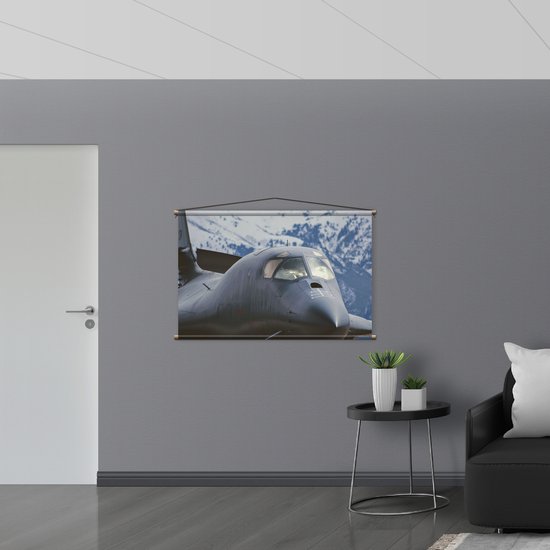 WallClassics - Textielposter - Vooraanzicht van Straaljager Vliegend bij Sneeuwbergen - 120x80 cm Foto op Textiel