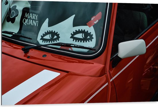 WallClassics - Dibond - Stickers op Voorruit van Rode Auto - 105x70 cm Foto op Aluminium (Met Ophangsysteem)