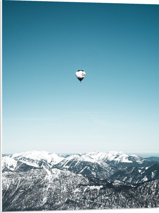 PVC Schuimplaat - Zwart met Witte Luchtballon boven Besneeuwde Bergen - 60x80 cm Foto op PVC Schuimplaat (Met Ophangsysteem)