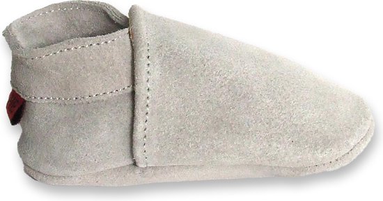 Chausson bébé en daim gris avec étiquette rouge au dos. Semelle souple.